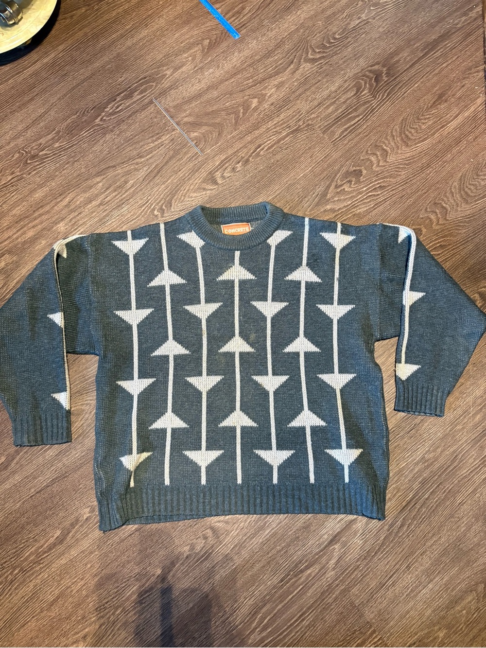 Men's Dark Gray Crewneck Sweater with Cream Geometric Arrows